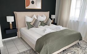 Moderne Wohnung Mit Terrasse & Parkplatz; Naehe Bwzk & Amazon